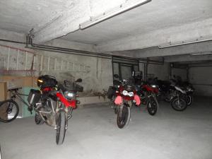 eine Gruppe von Motorrädern, die in einer Garage geparkt sind in der Unterkunft Cit'Hotel de la Marne in Tarbes