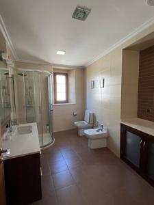 Vonios kambarys apgyvendinimo įstaigoje Apartamento Vila O Valadouro 2