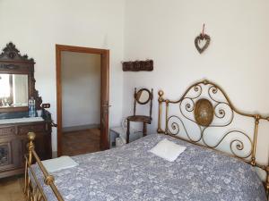 a bedroom with a bed and a dresser and a mirror at Agriturismo Cognanello in Montepulciano
