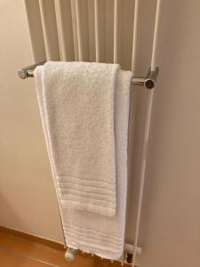 uma toalha branca está pendurada num toalheiro em De Rantere em Oudenaarde