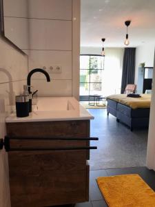 Ένα ή περισσότερα κρεβάτια σε δωμάτιο στο Moderne Studio's Twente