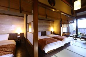 1 Schlafzimmer mit 2 Betten in einem Zimmer in der Unterkunft Inishie no Yado Keiun in Izumo