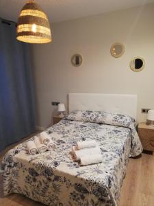 sypialnia z łóżkiem z ręcznikami w obiekcie Apartamento Servet, parking gratuito, a 5 minutos de Sevilla w mieście Bormujos