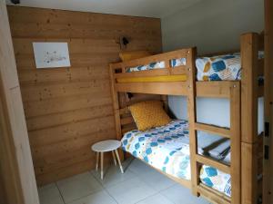 Tempat tidur susun dalam kamar di Maison d'hôtes des Bassins d'Oche