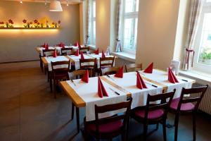 Restoran või mõni muu söögikoht majutusasutuses Hotel Urs und Viktor