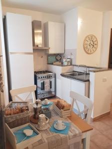 A kitchen or kitchenette at Appartamentino tipico nel centro