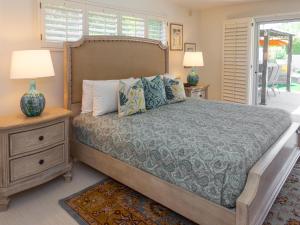 um quarto com uma cama e uma mesa com 2 candeeiros em Hidden Haven em Palm Springs