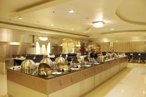 Reštaurácia alebo iné gastronomické zariadenie v ubytovaní Hotel DSF Grand Plaza
