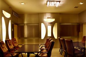 ein Esszimmer mit einem Tisch und Stühlen in der Unterkunft Hotel DSF Grand Plaza in Thoothukudi