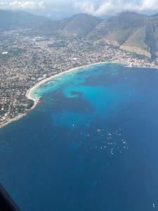 una vista aerea di una città e dell'oceano di B&B Mondello Design a Mondello
