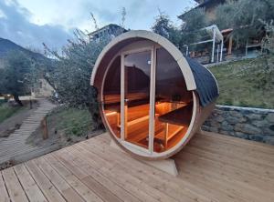 una pequeña casa hobbit de madera en una terraza en Hotel Miranda, en Riva di Solto