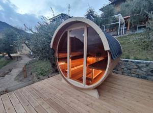 una piccola casa hobbit in legno su una terrazza di Hotel Miranda a Riva di Solto