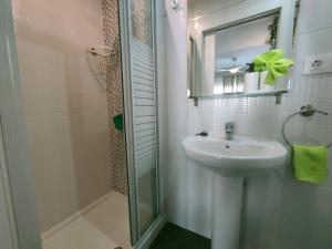 un bagno con lavandino e doccia con specchio di Casa Bella Apartment BY NAMASTE ELITE a Torremolinos Altre 21 foto