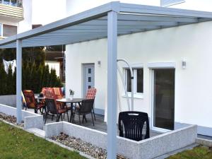 a pergola on a patio with a table and chairs at Ferienhaus Anni in Leipheim