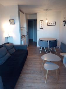 sala de estar con sofá y mesa en Studio cabine Arzon Crouesty 4p en Arzon