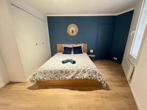 1 dormitorio con 1 cama con paredes azules en L'Aristide, en Aix-en-Provence