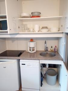 una pequeña cocina con fregadero y microondas en Studio cabine Arzon Crouesty 4p en Arzon