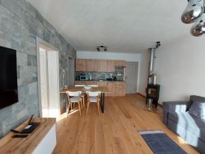 Kuchyňa alebo kuchynka v ubytovaní Mýto Apartments BERGMAX, Ski Jasná Chopok 10min transit - Resort Mýto Apartments, parking free