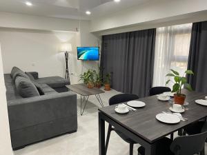 un soggiorno con un tavolo e un divano di GSS Apartment a Tbilisi City