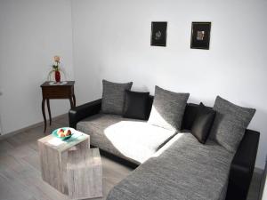 sala de estar con sofá y mesa en Ferienhaus Anni en Leipheim