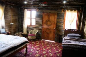 1 dormitorio con 1 cama y puerta de madera en Spring Brooks Homestay, en Darjeeling