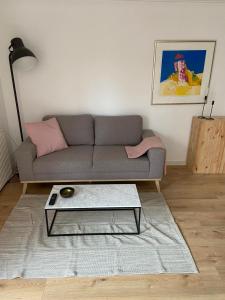 uma sala de estar com um sofá e uma mesa de centro em zilvermeeuw em Bergen aan Zee