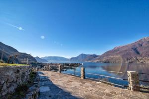 vista su un lago con montagne sullo sfondo di CASA ANGELA a Dervio