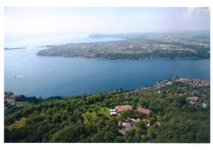 widok z powietrza na duży zbiornik wody w obiekcie La FIOCCHINA - Magic Place - apartments & studios in Garda Lake - countryside farmhouse, inside the middle of the lake w mieście Salò