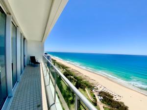uma vista para a praia a partir da varanda de um hotel em Air on Broadbeach Beachfront 2Level stunning apartment with 180 degree views em Gold Coast