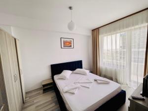 Un pat sau paturi într-o cameră la Mamaia Summerland
