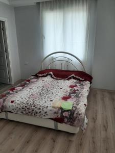 a bed sitting in a room with a window at 2+1 RESIDENCE STADYUM in Sarıhamzalı