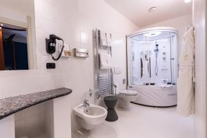 Koupelna v ubytování Hotel Moderno + 37 fotografií