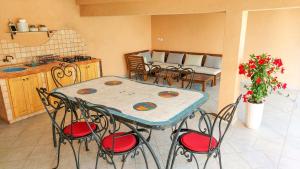 kuchnia ze stołem i krzesłami w kuchni w obiekcie Apartment Otava w mieście Šempas