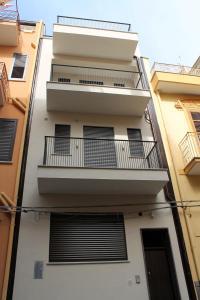 un edificio con 2 balcones y una puerta en Case Carà 128, Appartamentini nel cuore di Bagheria, Piano Primo, en Bagheria