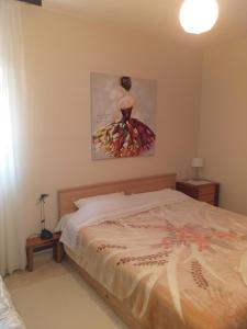 コジノにあるApartments Katicaのベッドルーム1室(壁に絵画が描かれたベッド1台付)
