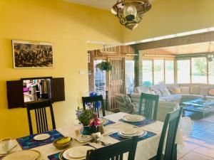 comedor con mesa y sala de estar en Su Casa Scottsville en Pietermaritzburg