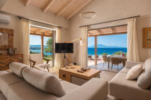 salon z widokiem na ocean w obiekcie Villa Carvella - A Sublimely Relaxing Escape! w mieście Tsilivi