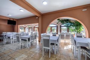 Restoran või mõni muu söögikoht majutusasutuses Hotel Pharos