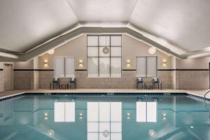 Bazén v ubytování Comfort Inn & Suites Gaylord nebo v jeho okolí