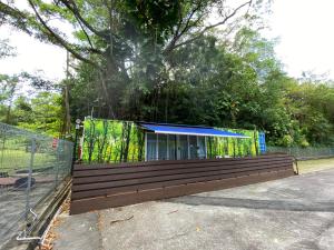 Fotografie z fotogalerie ubytování Shipping Container Hotel at Haw Par Villa GoogleMap Address 27 Zehnder Road Taxi and cars can only enter via Zehnder Road v Singapuru