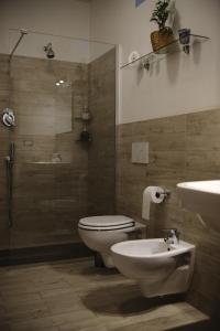 uma casa de banho com um WC, um lavatório e um chuveiro em Sapigno B&B em SantʼAgata Feltria