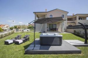 Vonkajšia záhrada v ubytovaní Family Villa Mare for max 8 person with jacuzzi Kukci Poreč countryside