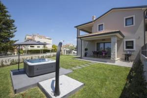 Vonkajšia záhrada v ubytovaní Family Villa Mare for max 8 person with jacuzzi Kukci Poreč countryside