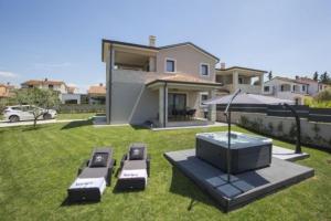 Vonkajšia záhrada v ubytovaní Family Villa Mare for max 8 person with jacuzzi Kukci Poreč countryside