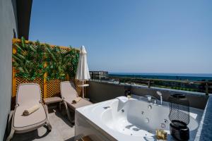una vasca da bagno posta in cima a un balcone di Green Garden Resort & Spa Hotel a Alanya