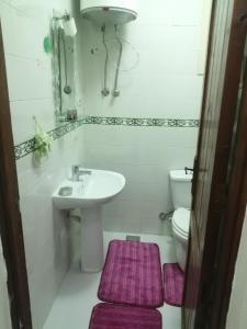 ein Bad mit einem Waschbecken und einem WC in der Unterkunft Stella Di Mare - Amazing Two Bedrooms Sea View Chalet - Families only in Ain Suchna