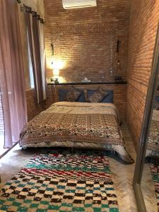 una camera con un letto e un tappeto sul pavimento di Riad Alamine a Marrakech