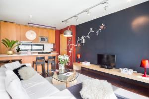 バルセロナにあるMy Space Barcelona Executive Apartments Centerのリビングルーム(白いソファ付)、キッチンが備わります。