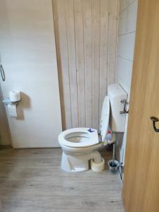 Koupelna v ubytování Kleines Ferienhaus mit Charme + 17 fotografií