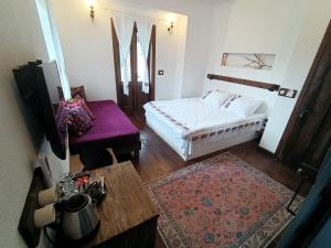 een hotelkamer met een bed en een tafel en een kamer bij Puli Stone Houses in Doğanbey